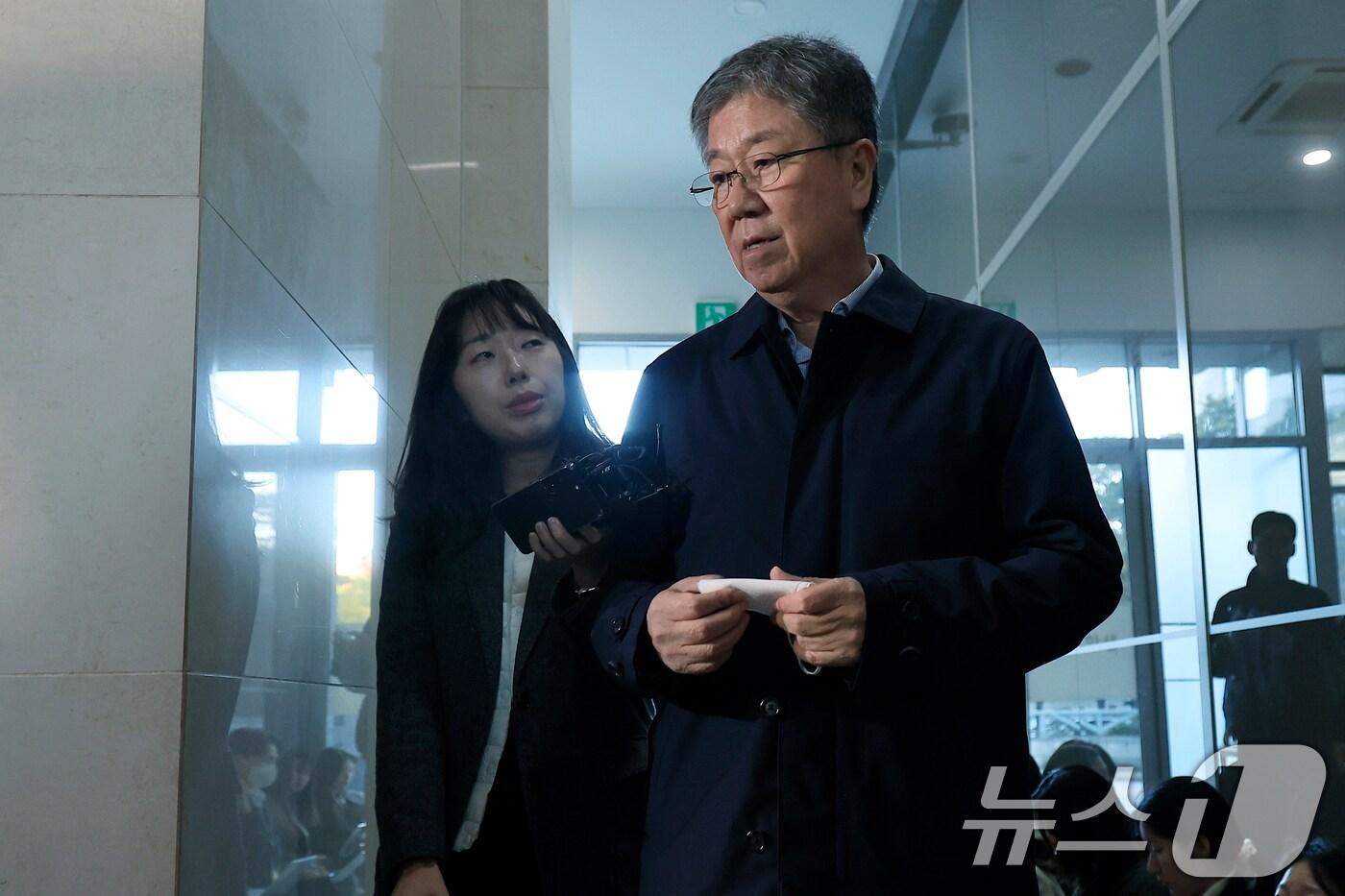 김대기 전 대통령 비서실장이 27일 오전 서울시 서초구 서초중앙로 해병대원 순직 사건 관련 의혹을 수사하는 순직해병특검팀(특별검사 이명현)으로 소환조사에 출석하고 있다. 2025.10.27/뉴스1 ⓒ News1 박정호 기자