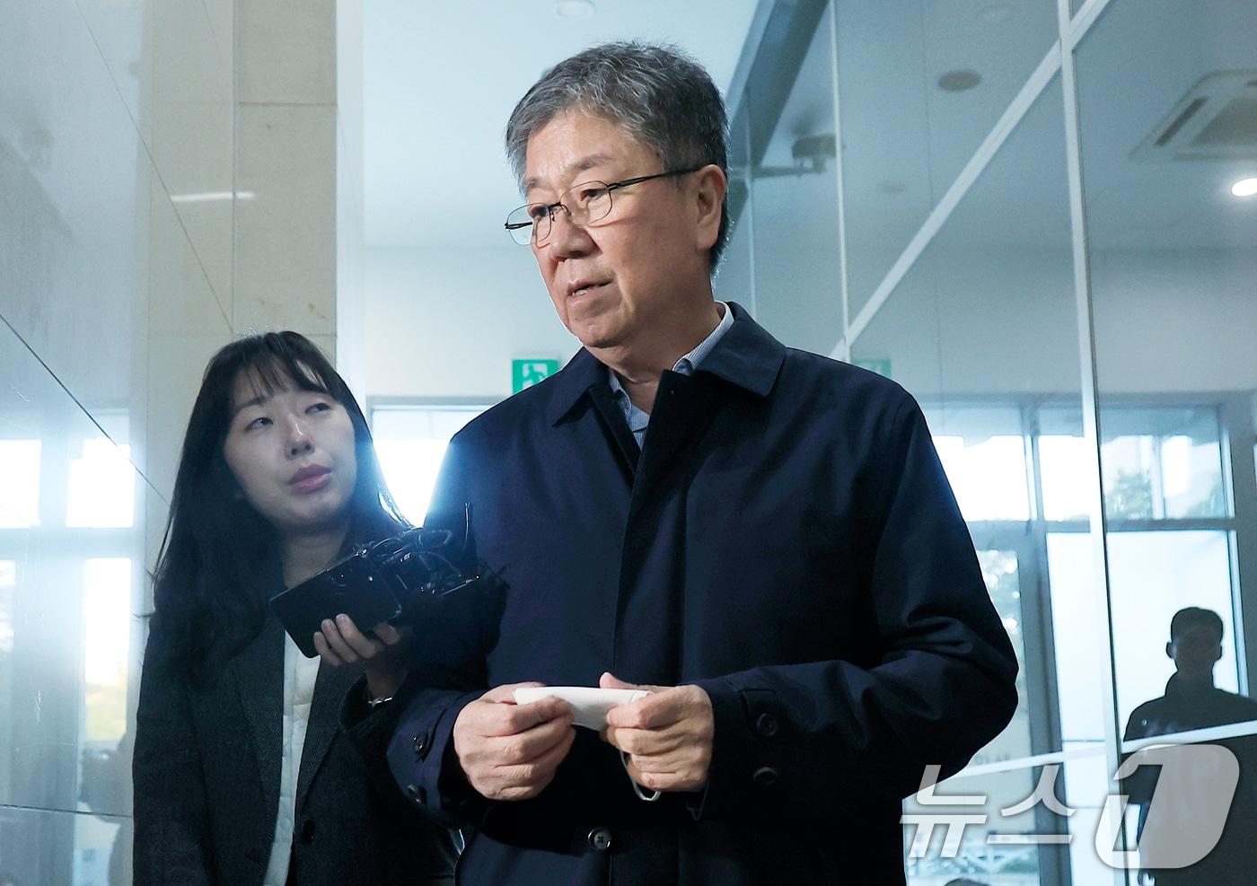 김대기 전 대통령 비서실장이 27일 오전 서울시 서초구 서초중앙로 해병대원 순직 사건 관련 의혹을 수사하는 순직해병특검팀&#40;특별검사 이명현&#41;으로 소환조사에 출석하고 있다. 2025.10.27/뉴스1 ⓒ News1 박정호 기자