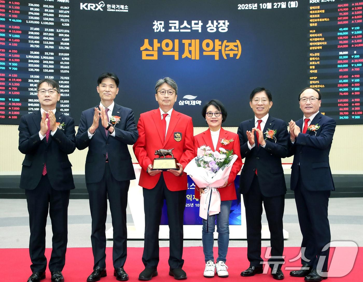 본문 이미지 - 왼쪽부터 김대영 한국IR협의회 부회장, 민경욱 한국거래소 코스닥시장본부장, 이충환 삼익제약(주) 대표이사, 권영이 삼익제약(주) 대표이사, 강성묵 하나증권 대표이사, 강왕락 코스닥협회 부회장 기념촬영. (한국거래소 제공. 재판매 및 DB 금지) 2025.10.27/뉴스1