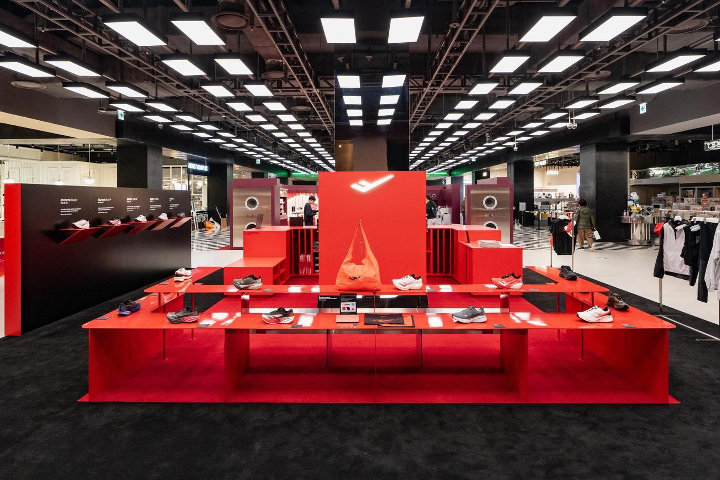 프로-스펙스는 서울 여의도 소재 더현대 서울 지하 2층에 러너들을 위한 팝업스토어 &#39;달리기의 궤적&#39;을 오픈했다.&#40;프로스펙스제공&#41;