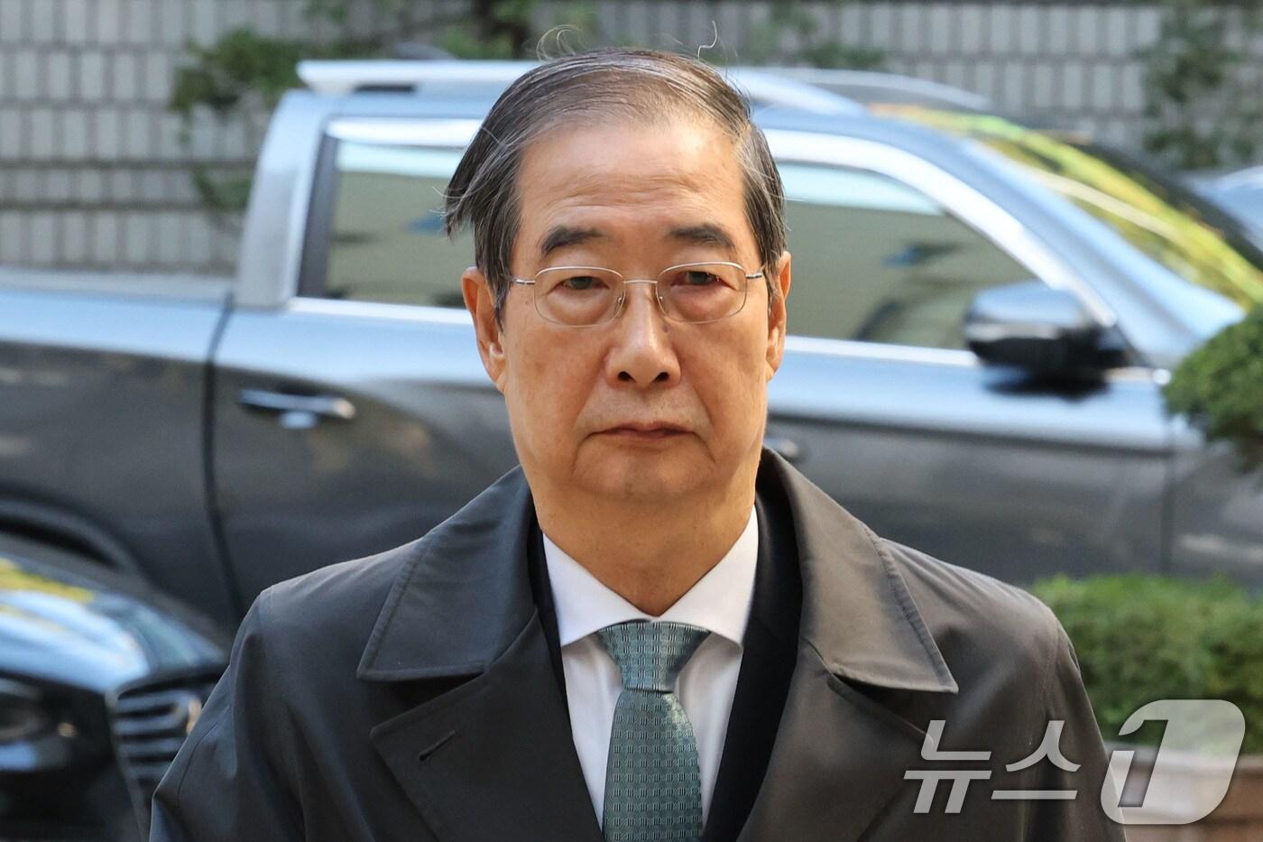 한덕수 전 국무총리가 27일 오전 서울 서초구 서울중앙지방법원에서 열린 내란 우두머리 방조 혐의 4차 공판에 출석하고 있다. 2025.10.27/뉴스1 ⓒ News1 이광호 기자