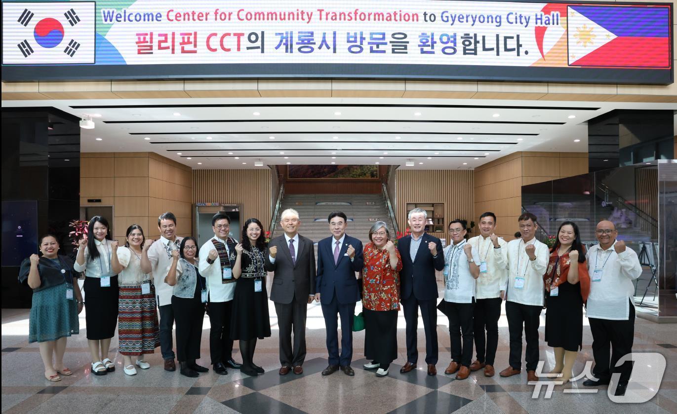 본문 이미지 - 계룡시는 필리핀 CCT(The Center for Community Transformation) 방문단과 공동가치와 선진사례를 공유하는 시간을 가졌다. (계룡시 제공.재판매 및 DB금지)/뉴스1