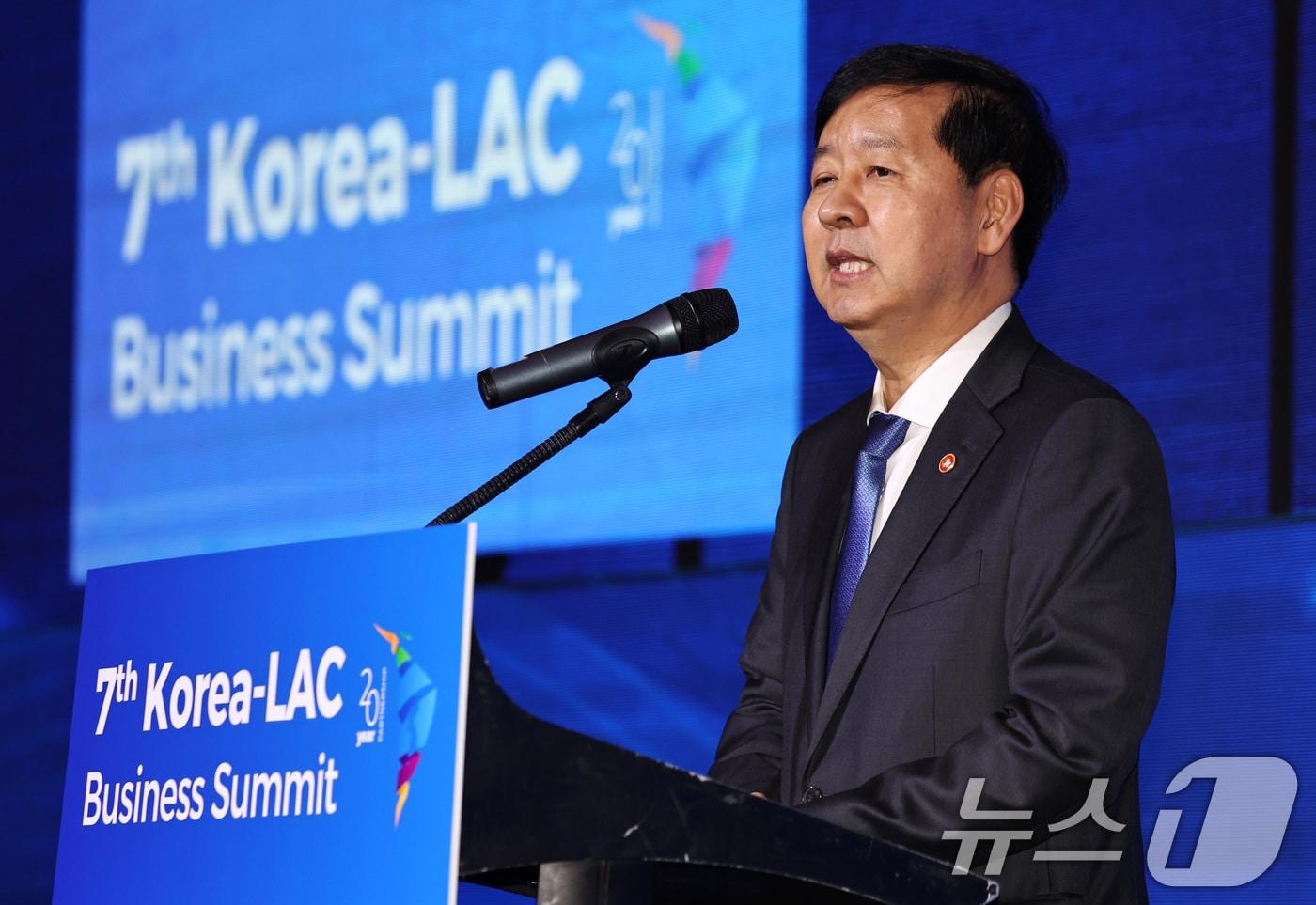 본문 이미지 - 구윤철 경제부총리 겸 기획재정부 장관이 27일 오전 서울 여의도 콘래드호텔에서 열린 '제7차 한-중남미 비즈니스서밋'에 참석해 개회사를 하고 있다. 2025.10.27/뉴스1 ⓒ News1 구윤성 기자