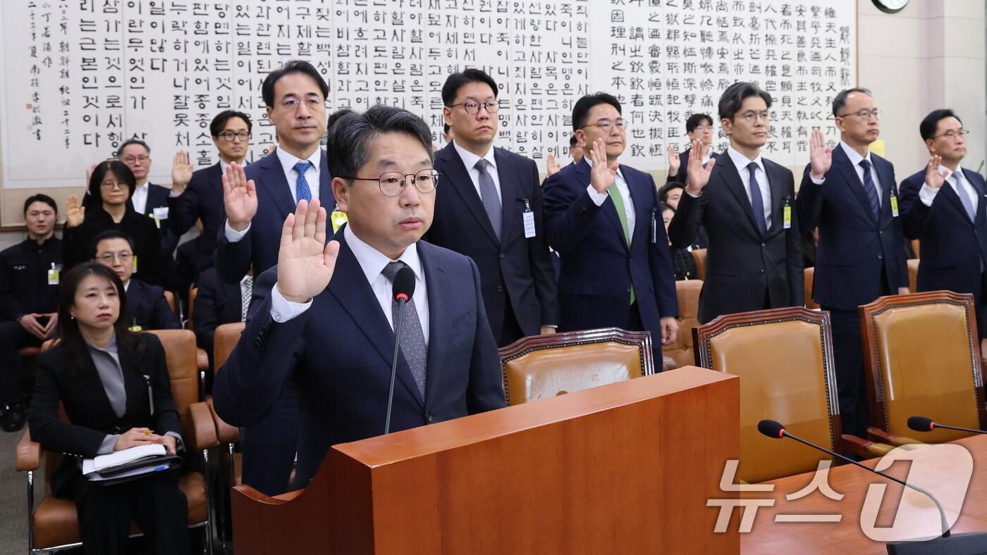 노만석 검찰총장 직무대행이 27일 서울 여의도 국회에서 열린 법제사법위원회 대검찰청 등에 대한 국정감사에 출석해 증인선서하고 있다. 2025.10.27/뉴스1 ⓒ News1 이승배 기자