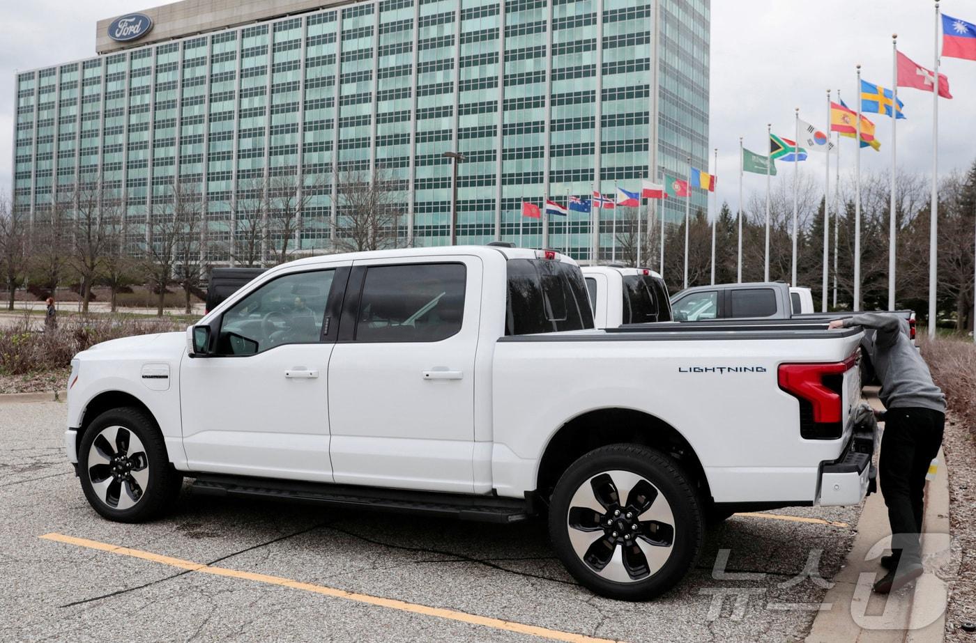 포드 모터 컴퍼니 본사가 있는 디어본 앞에 포드 F-150 라이트닝 전기 픽업 모델이 주차돼 있다. 2024. 04.26. ⓒ 로이터=뉴스1 ⓒ News1 