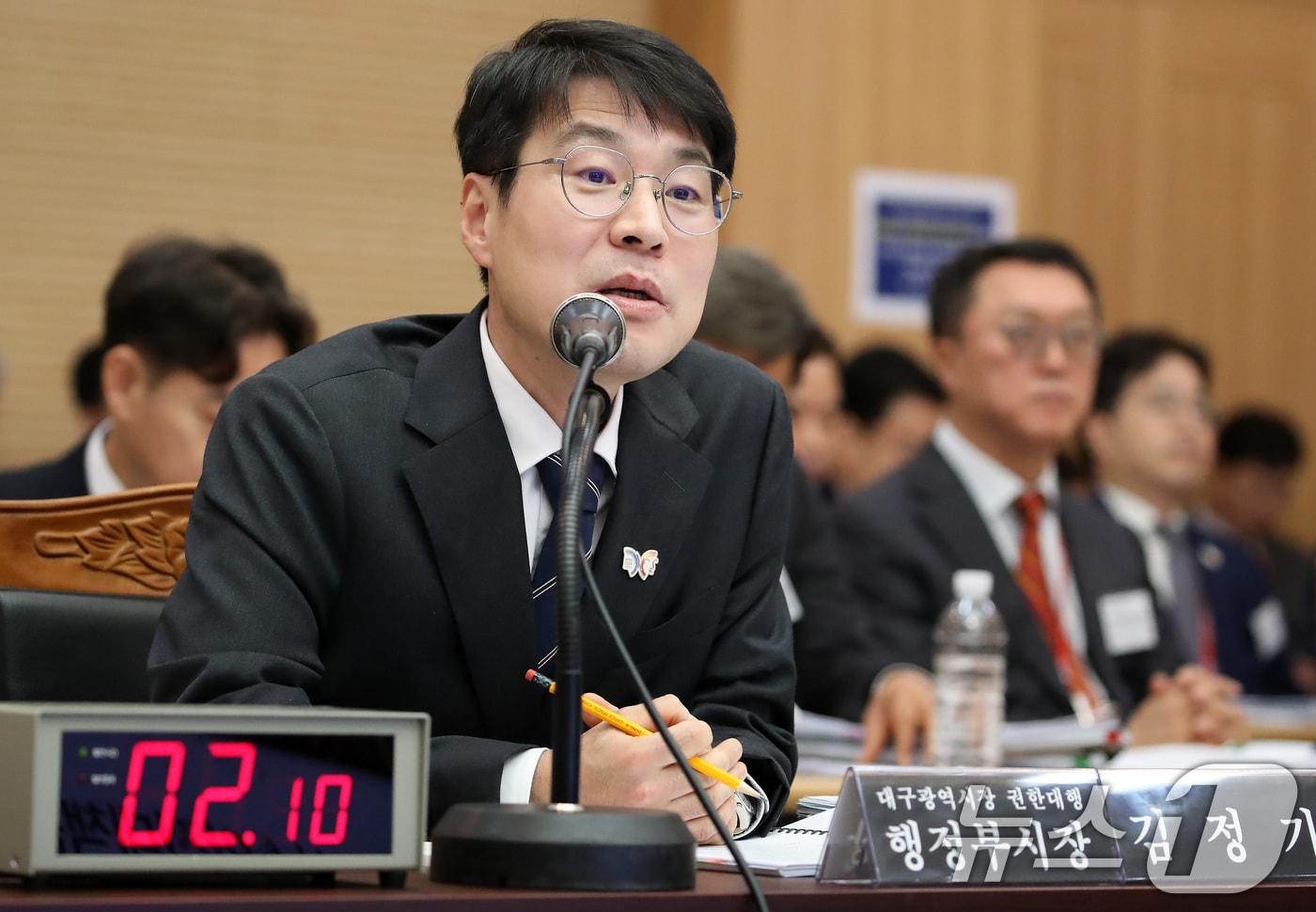 김정기 대구시장 권한대행 행정부시장이 27일 오전 대구시청 산격청사에서 열린 국회 행정안전위원회의 대구시에 대한 국정감사에서 의원 질의에 답하고 있다. 2025.10.27/뉴스1 ⓒ News1 공정식 기자