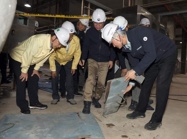 본문 이미지 - 김영훈 고용노동부 장관이 지난달 30일 하청업체 소속 청소노동자가 숨진 인천 서구 공촌하수처리장을 점검하고 있다. &#40;고용노동부 제공.재판매 및 DB금지&#41;