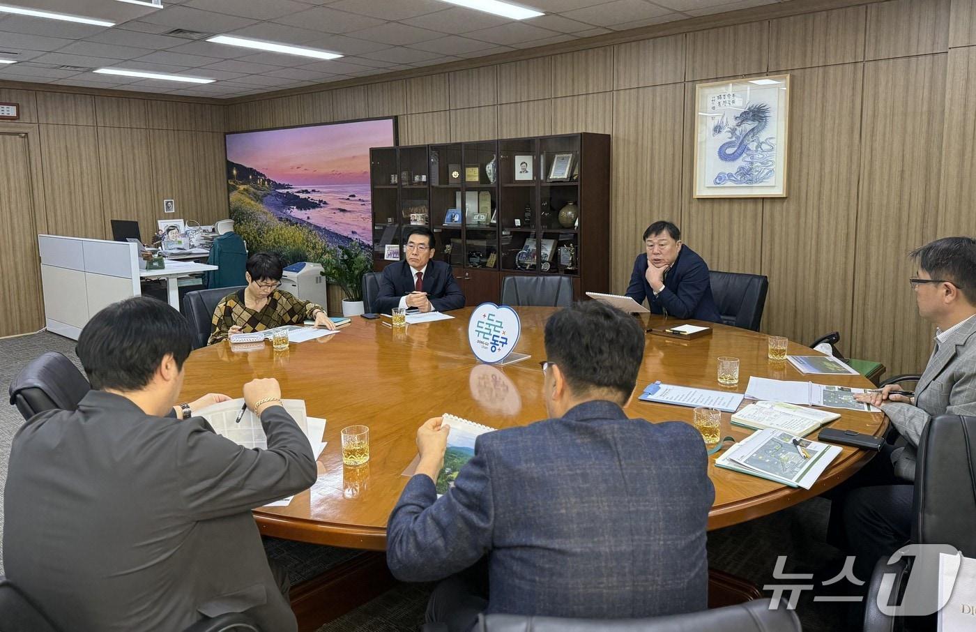 울산 동구는 27일 구청장실에서 테마 숲길 조성사업 설계 용역 중간보고회를 개최했다.(울산 동구 제공. 재판매 및 DB금지)