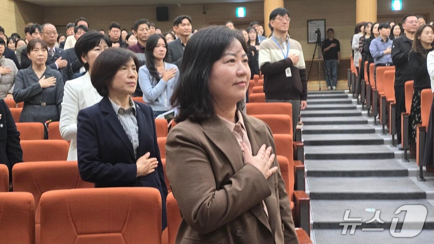 취임식에서 국민의례하는 구연희 세종시교육청 부교육감. / 뉴스1