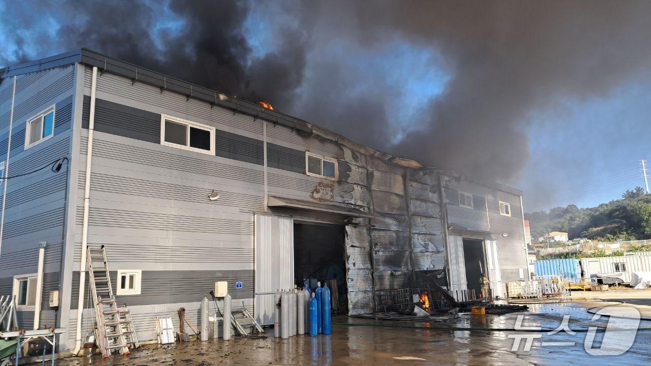 본문 이미지 -  화재 현장. &#40;경기도소방재난본부 제공. 재판매 및 DB 금지&#41; 2025.10.27/뉴스1