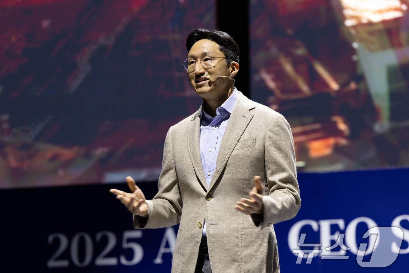 정기선 HD현대 회장이 27일 경주 엑스포공원에서 열린 APEC CEO 서밋 ‘퓨처 테크 포럼: 조선’에서 기조연설을 하고 있다. &#40;HD현대 제공. 재판매 및 DB 금지&#41; 2025.10.27/뉴스1 ⓒ News1 박지혜 기자