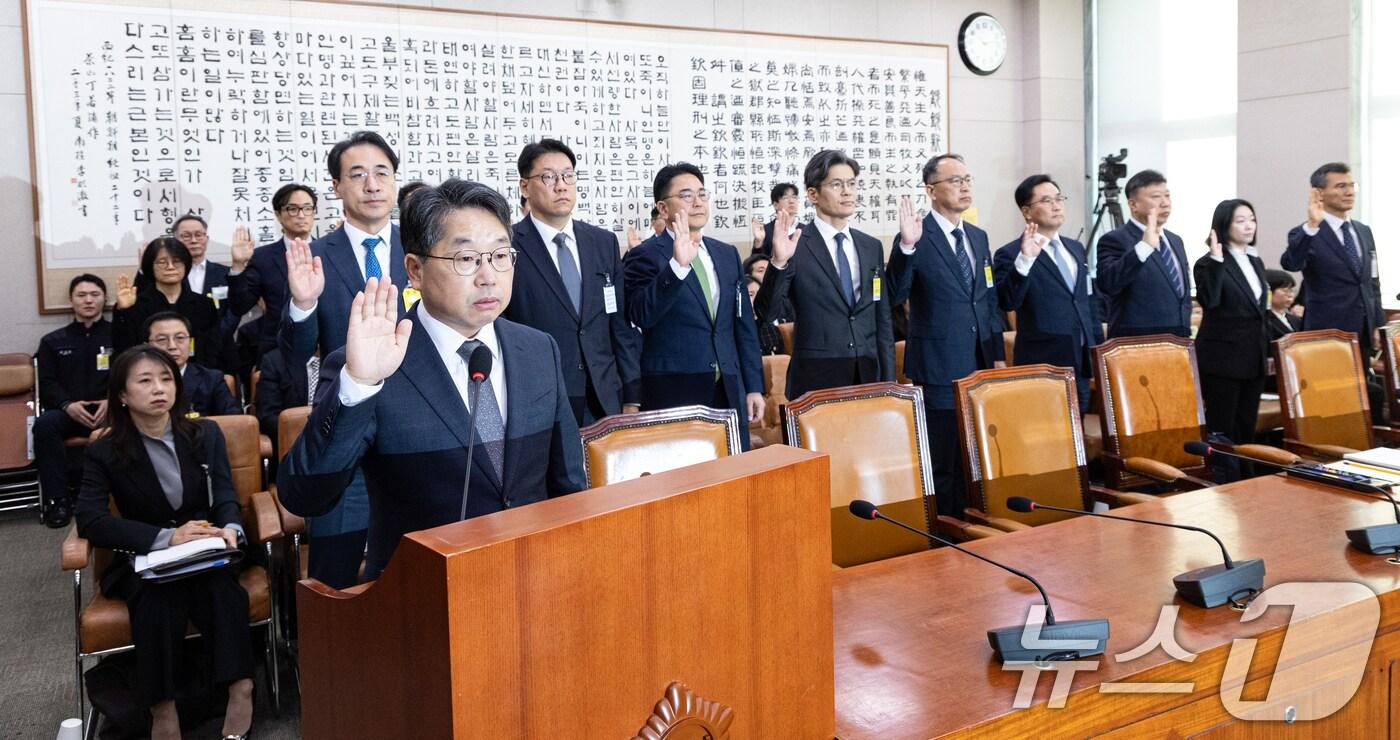 노만석 검찰총장 직무대행이 27일 서울 여의도 국회에서 열린 법제사법위원회 대검찰청 등에 대한 국정감사에 출석해 증인선서하고 있다. 2025.10.27/뉴스1 ⓒ News1 이승배 기자