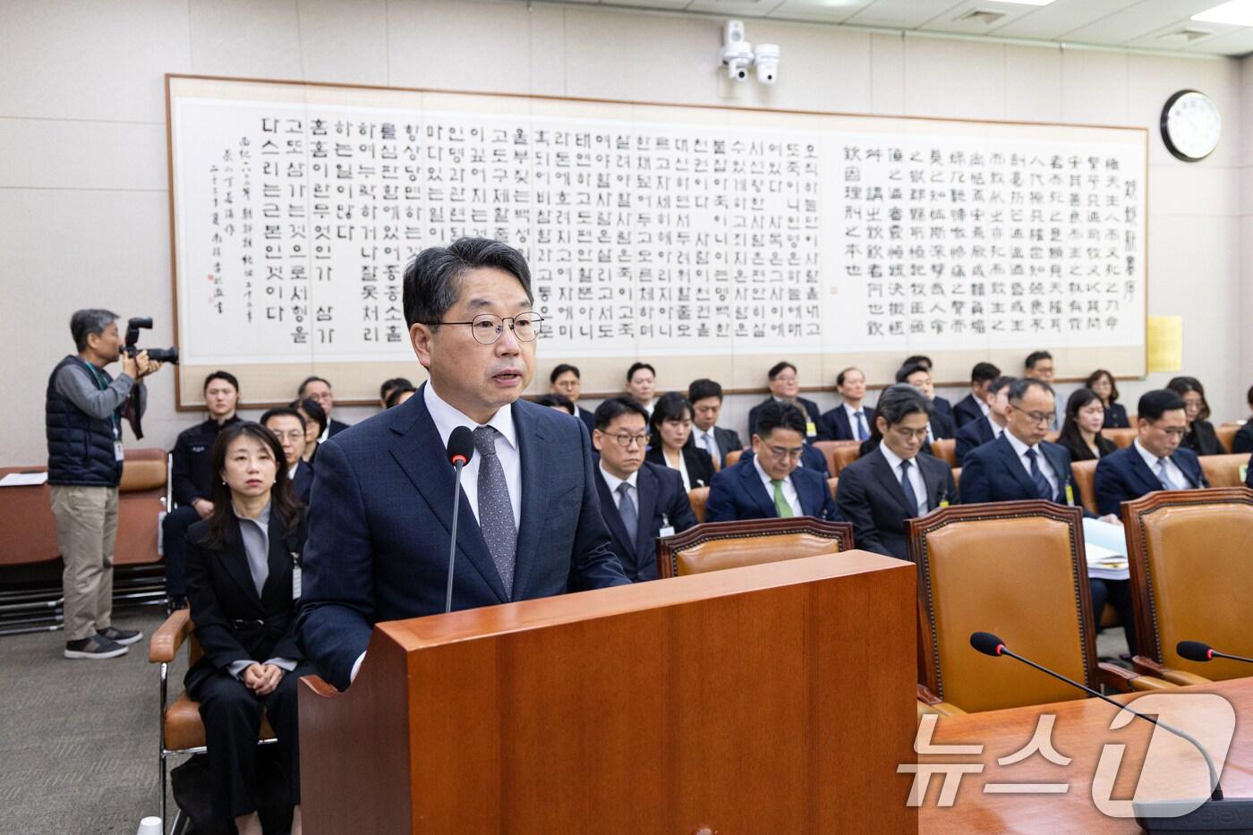 노만석 검찰총장 직무대행이 27일 서울 여의도 국회에서 열린 법제사법위원회 대검찰청 등에 대한 국정감사에 출석해 업무보고하고 있다. 2025.10.27/뉴스1 ⓒ News1 이승배 기자