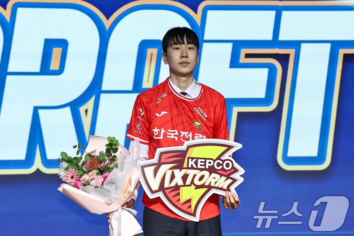 27일 서울 강서구 메이필드호텔에서 열린 2025-2026 KOVO 남자 신인선수 드래프트에서 한국전력에 1라운드 1차 지명된 방강호가 기념촬영을 하고 있다. 2025.10.27/뉴스1 ⓒ News1 김도우 기자