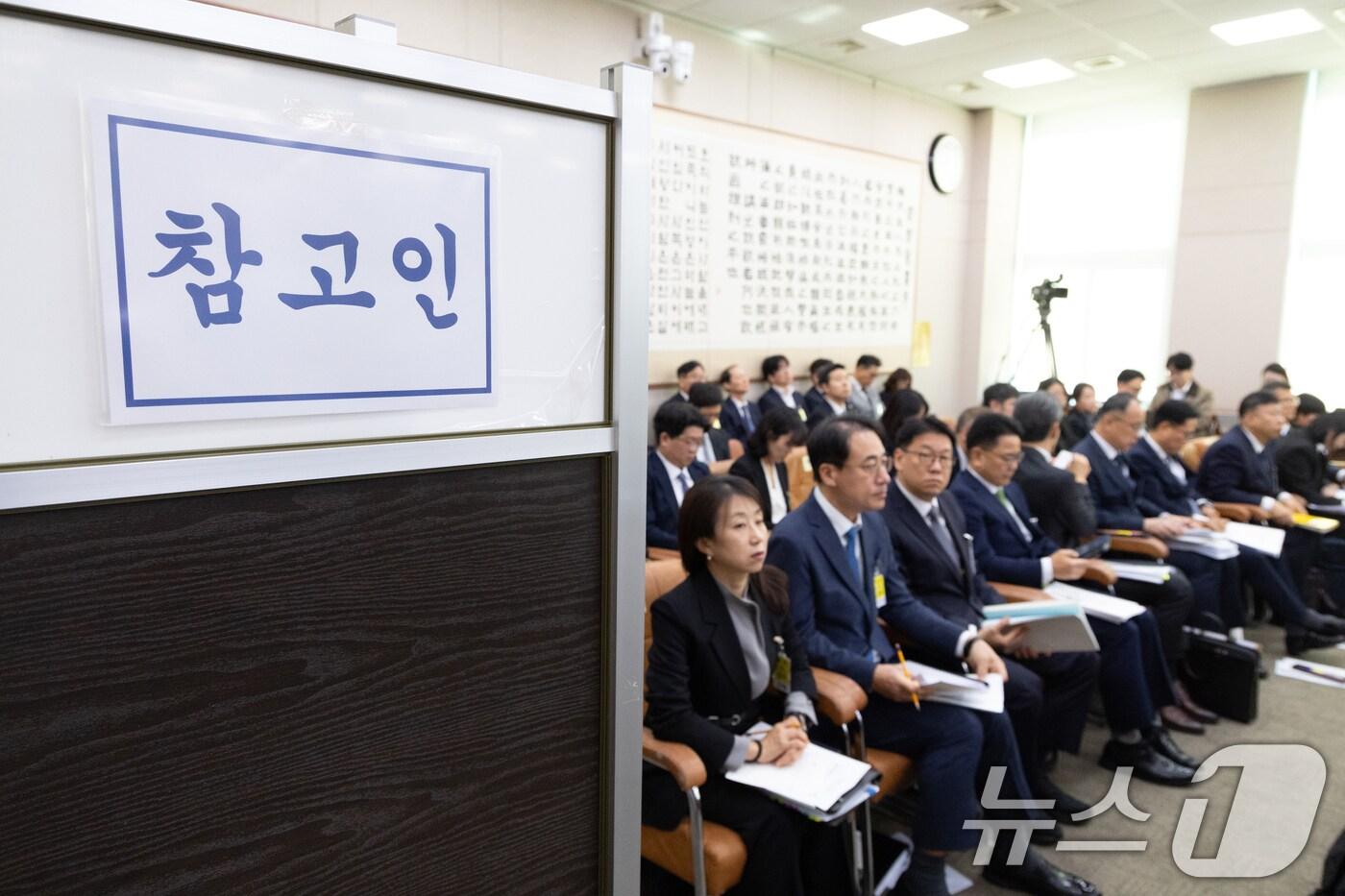 대검찰청 공업연구사 A씨가 27일 서울 여의도 국회에서 열린 법제사법위원회 대검찰청 등에 대한 국정감사에 참고인으로 출석해 가림막 안에서 답변하고 있다. 2025.10.27/뉴스1 ⓒ News1 이승배 기자