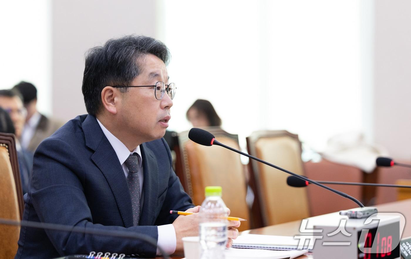 노만석 검찰총장 직무대행이 27일 서울 여의도 국회에서 열린 법제사법위원회 대검찰청 등에 대한 국정감사에 출석해 의원 질의에 답변하고 있다. 2025.10.27/뉴스1 ⓒ News1 이승배 기자