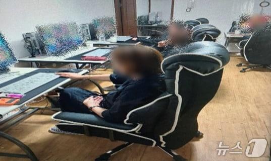 본문 이미지 - 제주시 모처에서 단속된 불법 도박장.(제주경찰청 제공. 재판매 및 DB 금지)