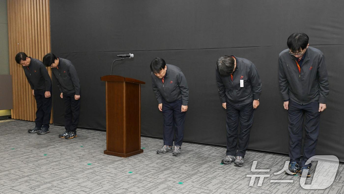 김종화 SK에너지 대표이사(가운데)를 비롯한 임원진들이 27일 울산시 남구 SK에너지 울산CLX 본관에서 수소배관 폭발 사고와 관련해 고개를 숙여 사과하고 있다. (SK에너지 제공. 재판매 및 DB 금지) ⓒ News1 조민주 기자