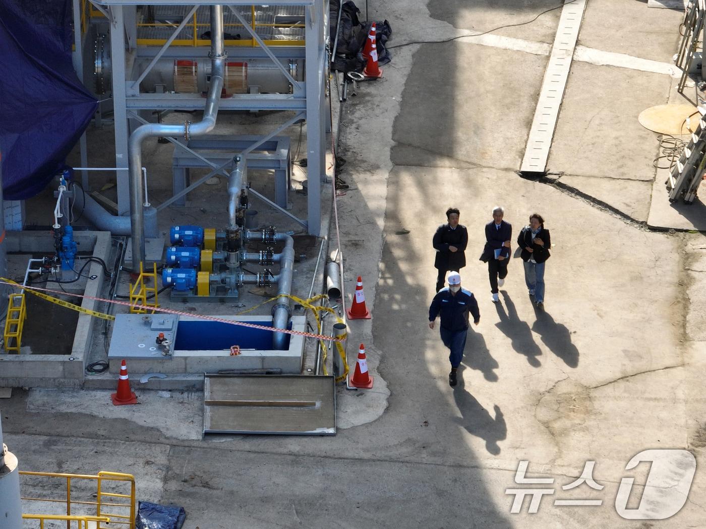 본문 이미지 - 27일 경북 경주시 안강읍 두류공단에 있는 아연제조업체에서 발생한 근로자 3명 사망사고와 관련 현장 합동감식이 진행되고 있다. ⓒ News1 최창호 기자