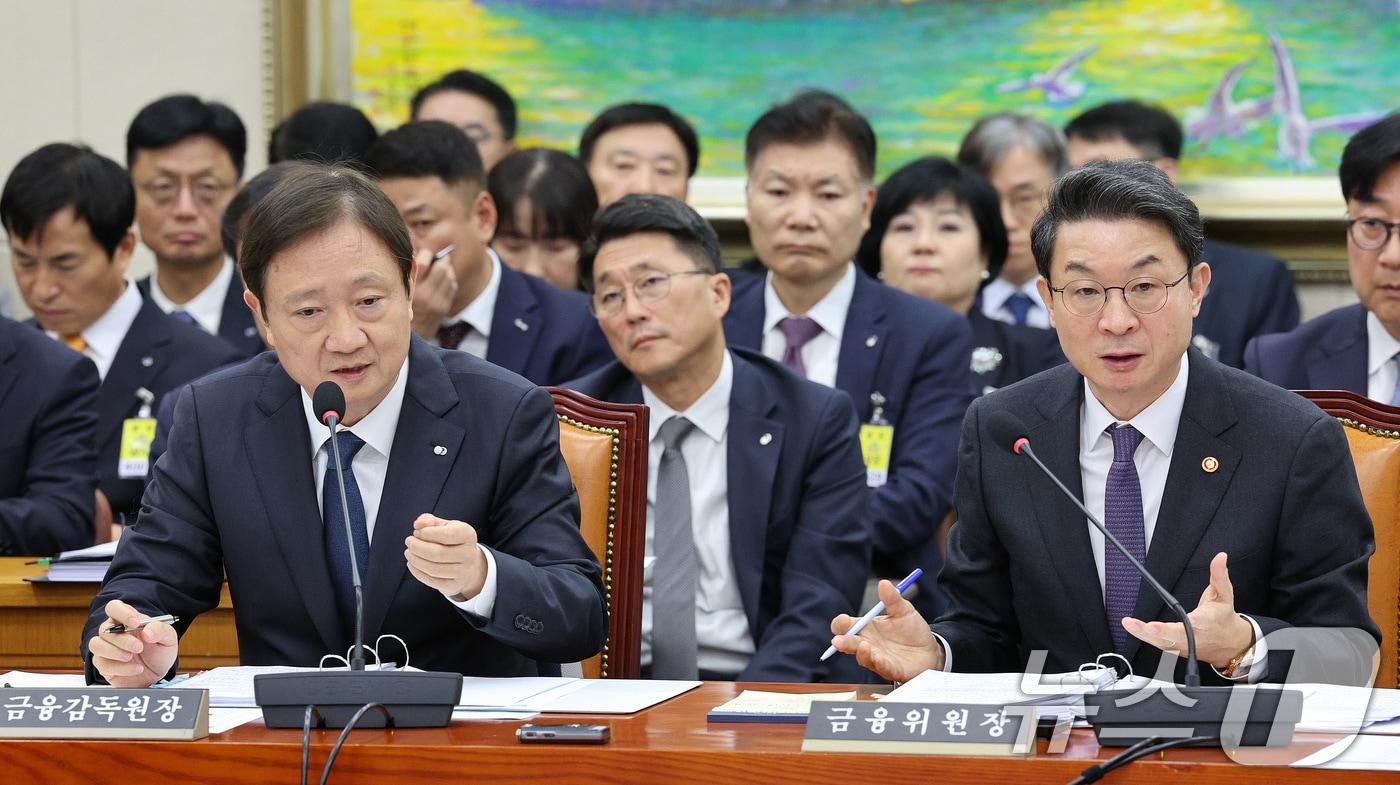 이찬진 금융감독원장(왼쪽)과 이억원 금융위원장이 27일 서울 여의도 국회 정무위원회에서 열린 금융위원장·금융감독원에 대한 종합감사에서 답변하고 있다. 2025.10.27/뉴스1 ⓒ News1 신웅수 기자