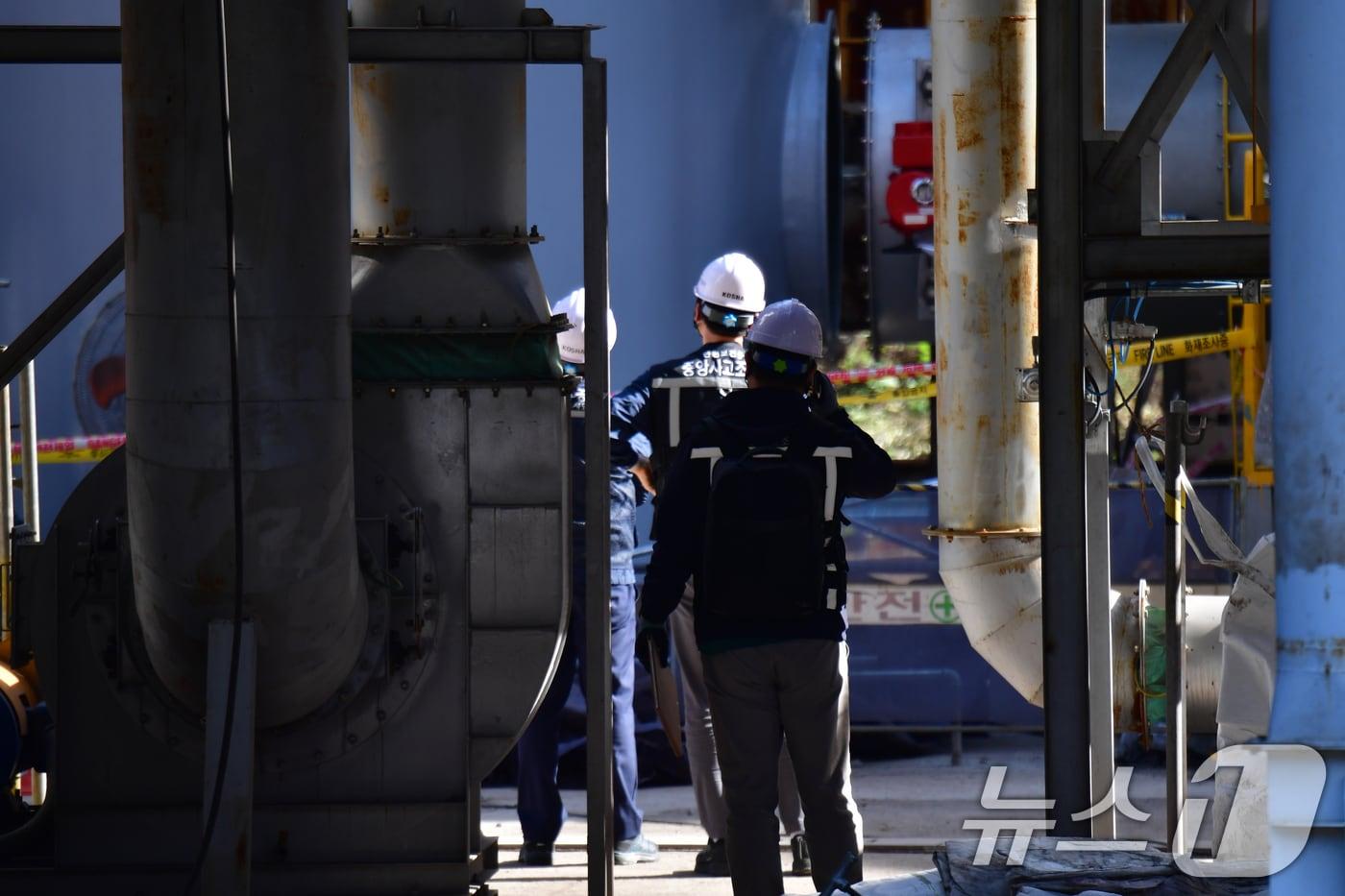 지난 10월27일 근로자 3명이 숨지고 1명이 중상을 입은 경북 경주시 안강읍 두류공단의 아연제조업체에서 경북경찰청, 고용노동부, 중앙사고조사단 등이 현장 감식을 벌이고 있다. 2025.10.27/뉴스1 ⓒ News1 최창호 기자