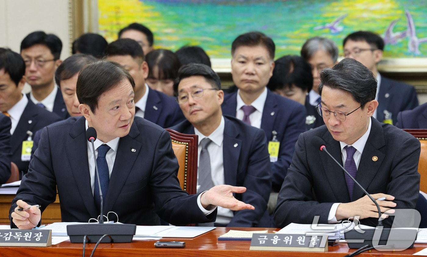 이찬진 금융감독원장&#40;왼쪽&#41;과 이억원 금융위원장이 27일 서울 여의도 국회 정무위원회에서 열린 금융위원장·금융감독원에 대한 종합감사에서 대화하고 있다. 2025.10.27/뉴스1 ⓒ News1 신웅수 기자