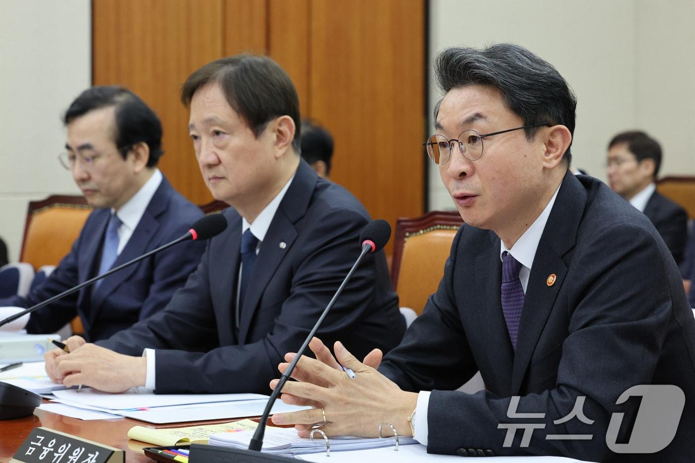 이억원 금융위원장이 27일 서울 여의도 국회 정무위원회에서 열린 금융위원장·금융감독원에 대한 종합감사에서 답변하고 있다. 2025.10.27/뉴스1 ⓒ News1 신웅수 기자