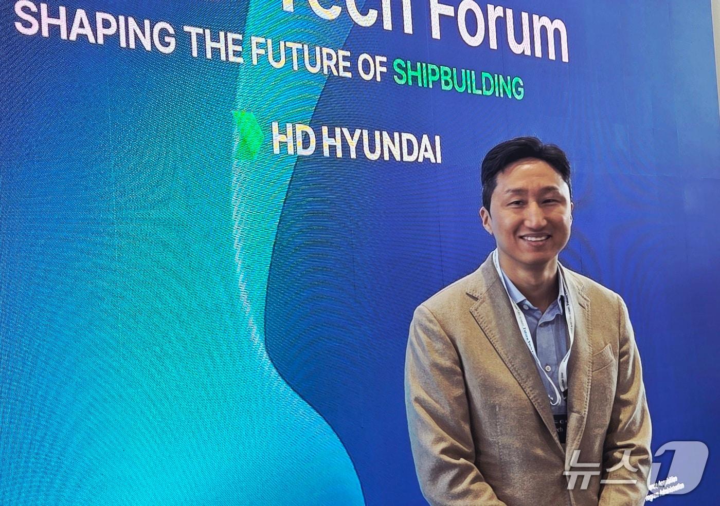 27일 경주 엑스포공원에서 열린  아시아태평양경제협력체(APEC) 서밋 부대행사 '퓨처 테크 포럼: 조선' 현장에서 정기선 HD현대 회장이 기자들과 만나 대화하고 있다 2025.10.27/뉴스1 ⓒ News1 박기범 기자