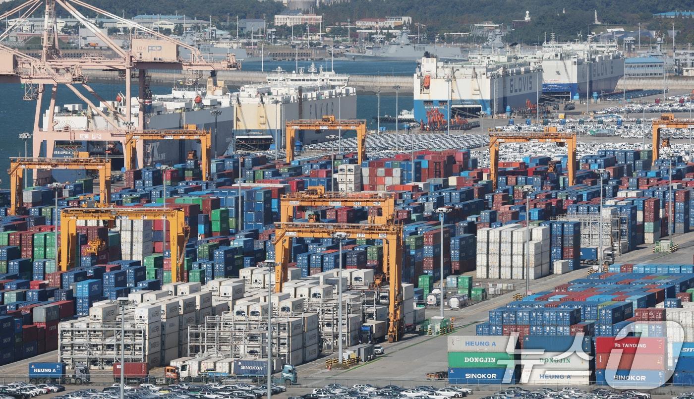 27일 경기 평택시 포승읍 평택항에 수출용 컨테이너들이 쌓여있는 모습. 2025.10.27/뉴스1 ⓒ News1 김영운 기자