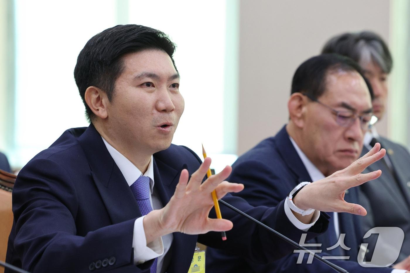 유승민 대한체육회장이 27일 서울 여의도 국회 문화체육관광위원회에서 열린 대한체육회 등에 대한 국정감사에서 의원 질의에 답변하고 있다. 2025.10.27/뉴스1 ⓒ News1 신웅수 기자