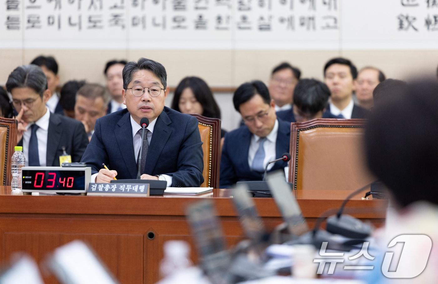 노만석 검찰총장 직무대행이 27일 서울 여의도 국회에서 열린 법제사법위원회 대검찰청 등에 대한 국정감사에 출석해 의원 질의에 답변하고 있다. ⓒ News1 이승배 기자