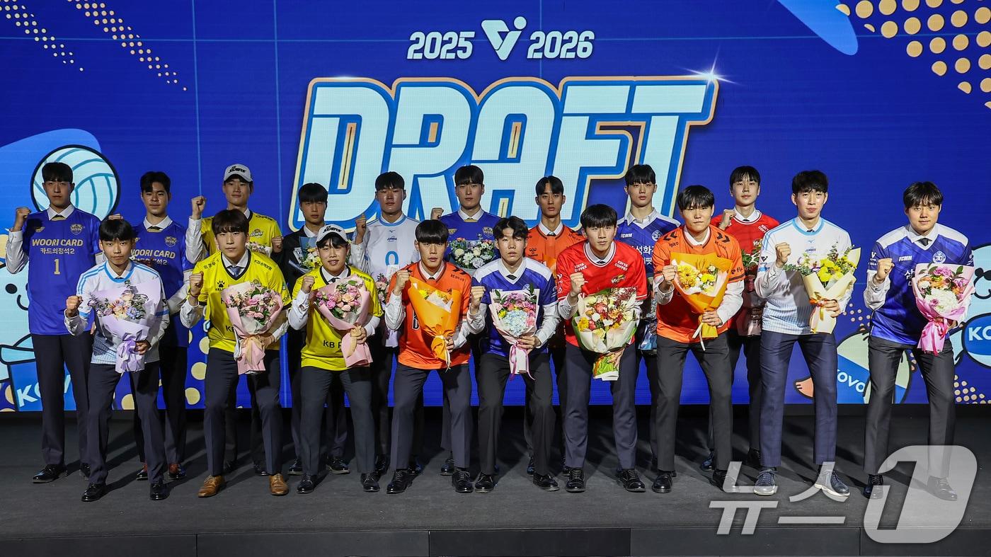 27일 서울 강서구 메이필드호텔에서 열린 2025-2026 KOVO 남자 신인선수 드래프트에서 지명된 선수들이 기념촬영을 하고 있다. 2025.10.27/뉴스1 ⓒ News1 김도우 기자