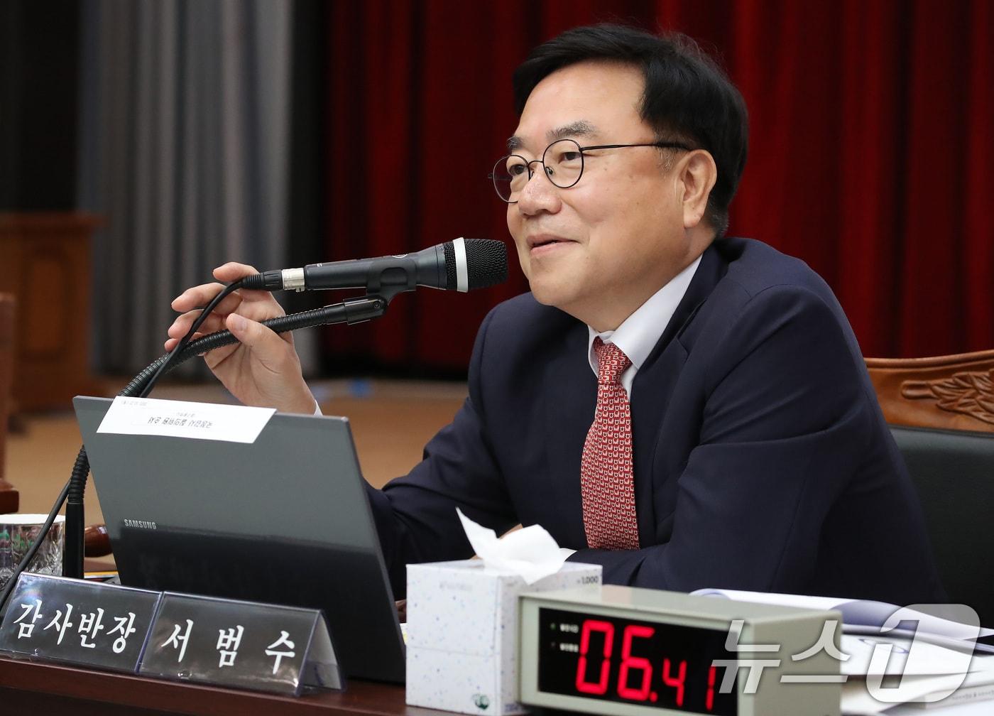 본문 이미지 - 서범수 국민의힘 의원&#40;감사반장&#41;이 27일 오전 대구시청 산격청사에서 열린 국회 행정안전위원회의 대구시에 대한 국정감사에서 질의하고 있다. 2025.10.27/뉴스1 ⓒ News1 공정식 기자