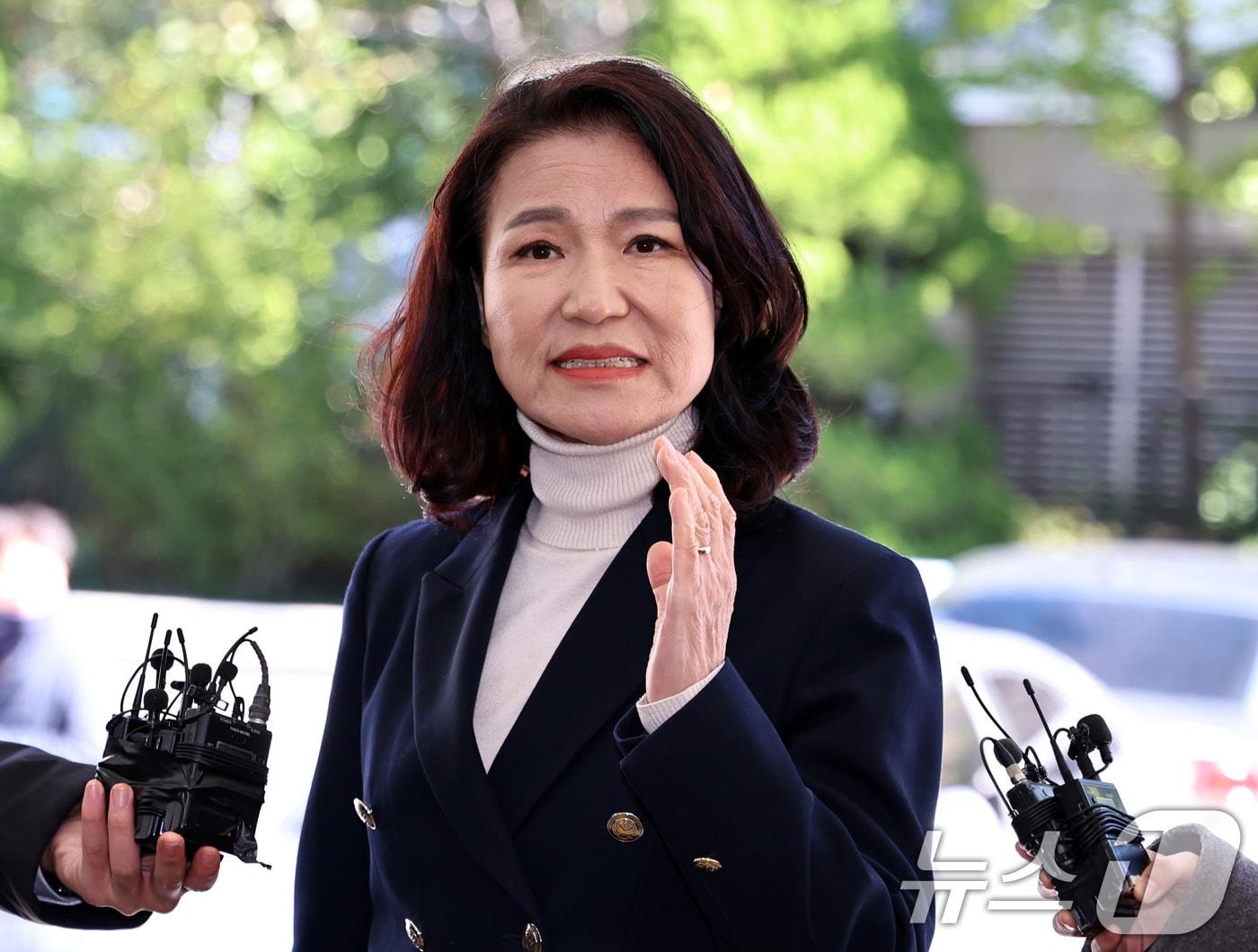 본문 이미지 - 공직선거법과 국가공무원법 등 위반 혐의를 받는 이진숙 전 방송통신위원장이 27일 오후 서울 영등포경찰서에서 3차 조사를 받기 위해 출석하며 입장을 밝히고 있다. 2025.10.27/뉴스1 ⓒ News1 구윤성 기자