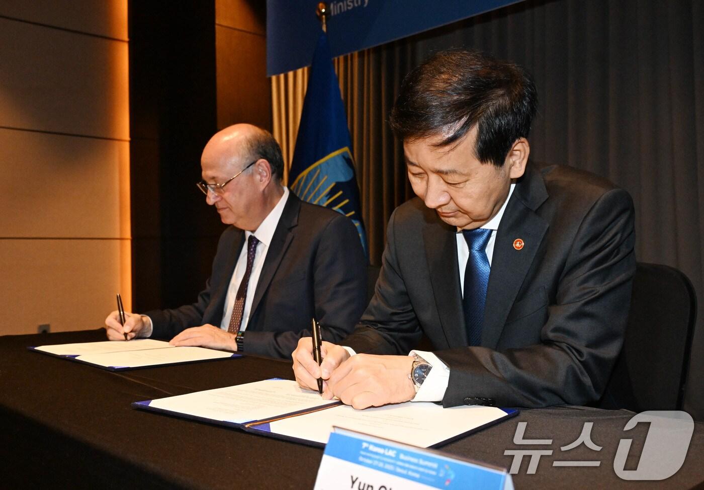 구윤철 경제부총리 겸 기획재정부 장관이 27일 서울 영등포구 콘래드호텔에서 일랑 고우드파잉 미주개발은행(IDB) 총재와 면담 후 '한-IDB 패키지' 의향서(LOI) 서명식을 하고 있다. (기재부 제공, 재판매 및 DB금지) 2025.10.27/뉴스1