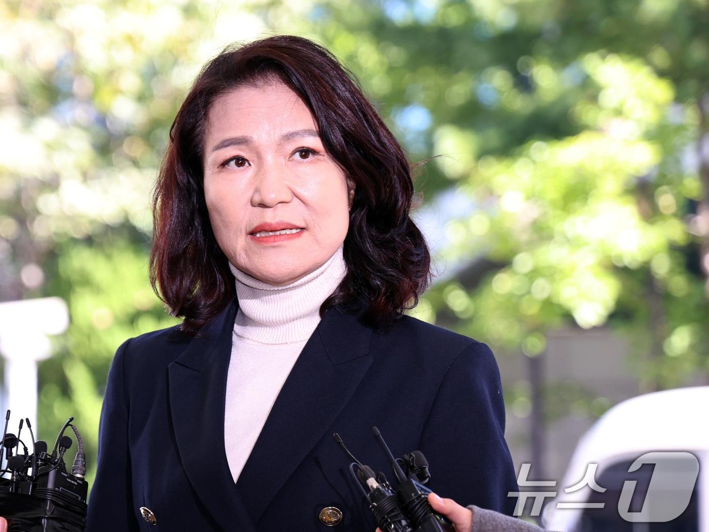 본문 이미지 - 공직선거법과 국가공무원법 등 위반 혐의를 받는 이진숙 전 방송통신위원장이 27일 오후 서울 영등포경찰서에서 3차 조사를 받기 위해 출석하며 입장을 밝히고 있다. 2025.10.27/뉴스1 ⓒ News1 구윤성 기자