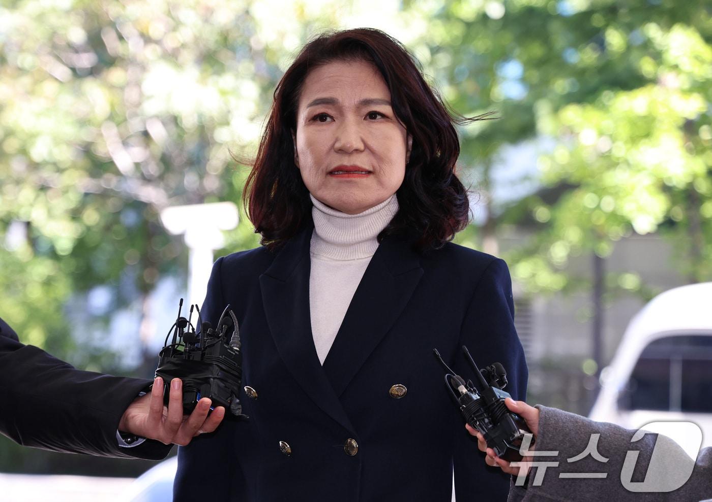 공직선거법과 국가공무원법 등 위반 혐의를 받는 이진숙 전 방송통신위원장이 27일 오후 서울 영등포경찰서에서 3차 조사를 받기 위해 출석하고 있다. 2025.10.27/뉴스1 ⓒ News1 구윤성 기자