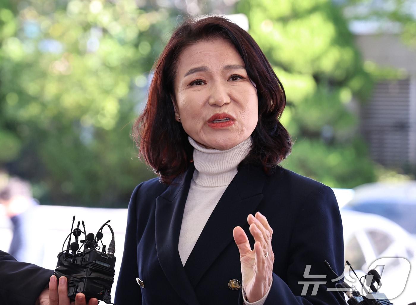 본문 이미지 - 공직선거법과 국가공무원법 등 위반 혐의를 받는 이진숙 전 방송통신위원장이 27일 오후 서울 영등포경찰서에서 3차 조사를 받기 위해 출석하며 입장을 밝히고 있다. 2025.10.27/뉴스1 ⓒ News1 구윤성 기자