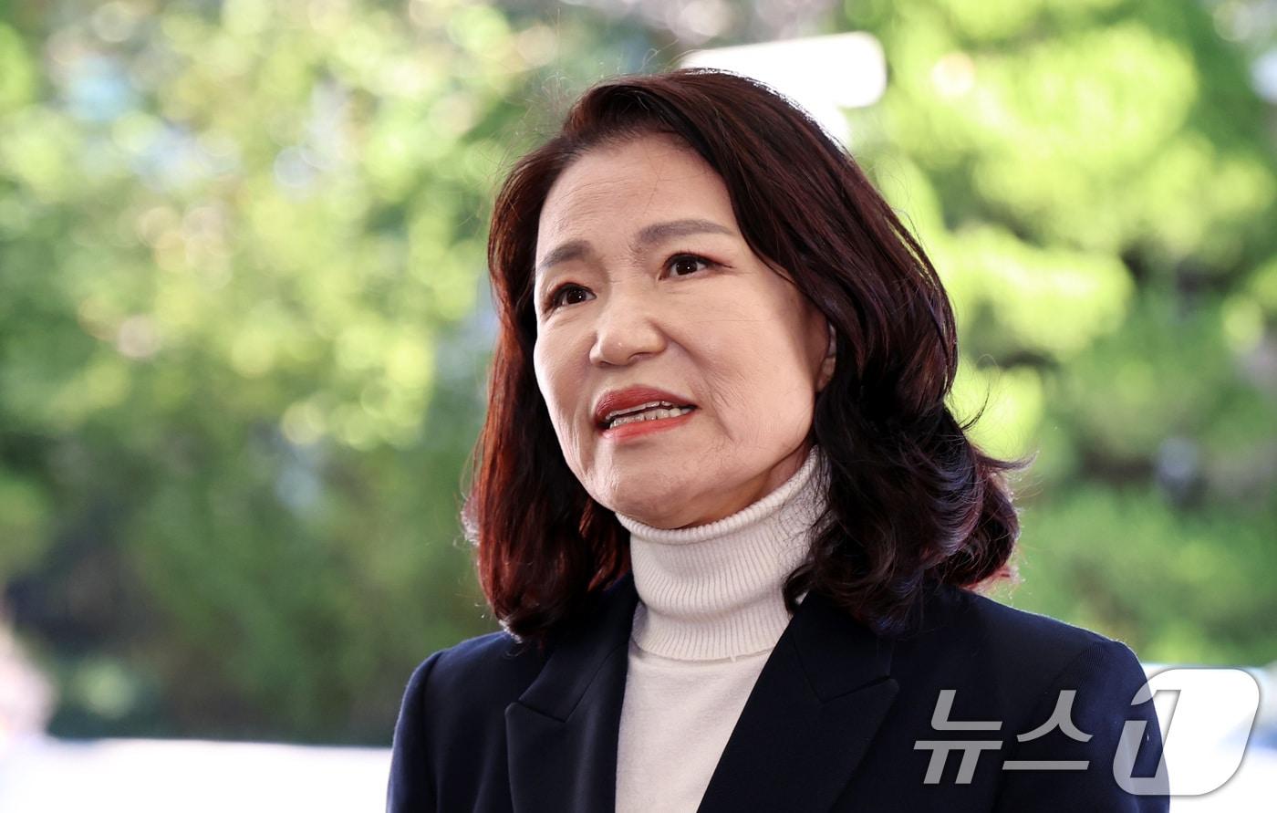 공직선거법과 국가공무원법 등 위반 혐의를 받는 이진숙 전 방송통신위원장이 지난 10월 27일 오후 서울 영등포경찰서에서 3차 조사를 받기 위해 출석하며 입장을 밝히고 있다. 2025.10.27/뉴스1 ⓒ News1 구윤성 기자