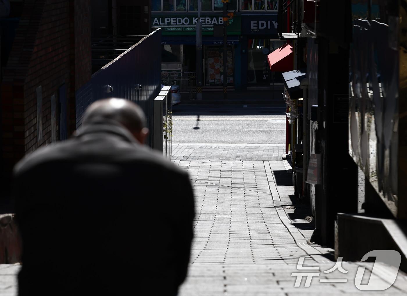 본문 이미지 - 10.29이태원참사 3주기를 이틀 앞둔 27일 오후 한 시민이 이태원참사가 발생한 골목을 바라보고 있다. 2025.10.27/뉴스1 ⓒ News1 김민지 기자