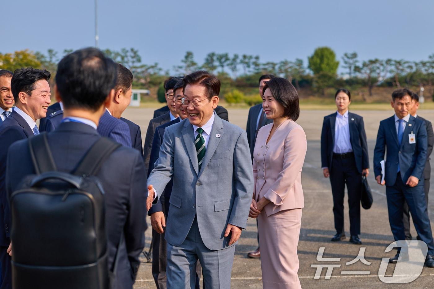 이재명 대통령과 김혜경 여사가 말레이시아 쿠알라룸푸르에서 열리는 아세안 정상회의에 참석하기 위해 지난 26일 경기 성남 서울공항을 통해 출국하고 있다. (대통령실 제공. 재판매 및 DB 금지) 2025.10.27/뉴스1 ⓒ News1 허경 기자