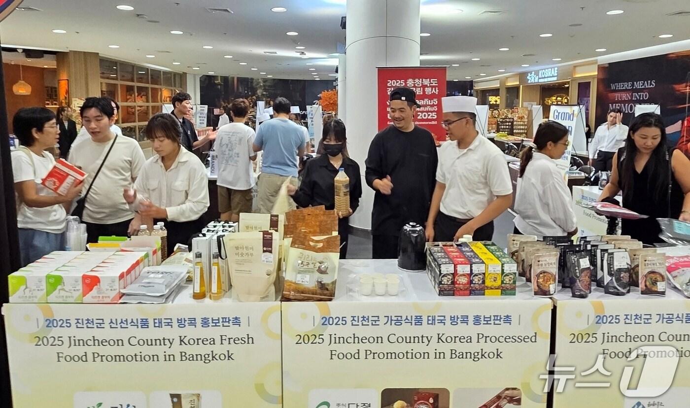 충북 진천군은 지난 24일부터 26일까지 3일간 태국 방콕의 대형 쇼핑몰 시콘 스퀘어(Seacon Square)에서 농식품 해외 홍보 판촉 행사를 개최했다.(진천군 제공, 재판매 및 DB금지)/뉴스1