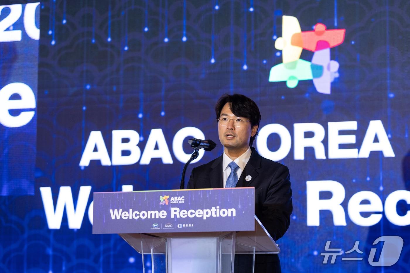 이규호 코오롱그룹 부회장이 부산에서 개최된 2025 APEC 기업인자문위원회&#40;ABAC&#41; 4차 회의에서 환영사를 하고 있다.&#40;코오롱그룹 제공&#41;