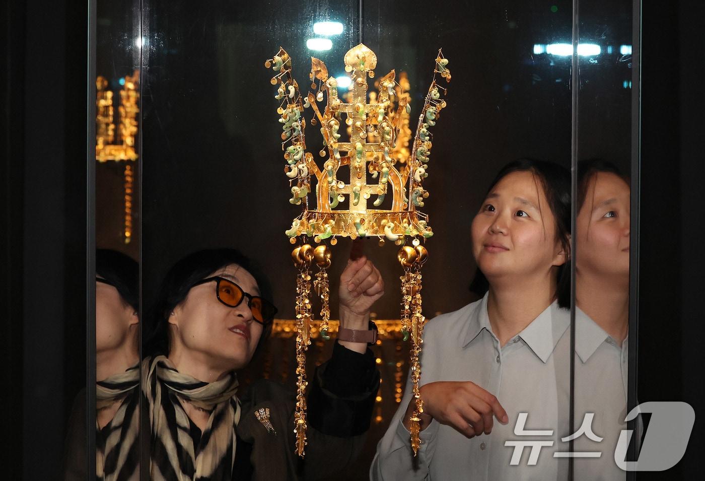 지난 10월 27일 경주 국립경주박물관 신라역사관에서 열린 ‘신라 금관, 권력과 위신’ 특별전 미디어데이에서 참석자들이 전시된 신라시대 황남대총 금관을 둘러보고 있다.  2025.10.27/뉴스1 ⓒ News1 박지혜 기자