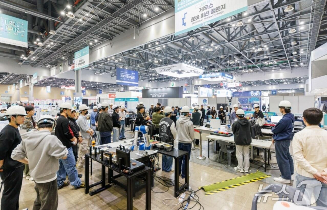 본문 이미지 - 제20회 국제로봇콘테스트가 오는 31일부터 11월1일까지 강릉 올림픽파크에서 열린다. 사진은 지난해 열린 대회 모습.(한국로봇산업진흥원 제공, 재판매 및 DB 금지)