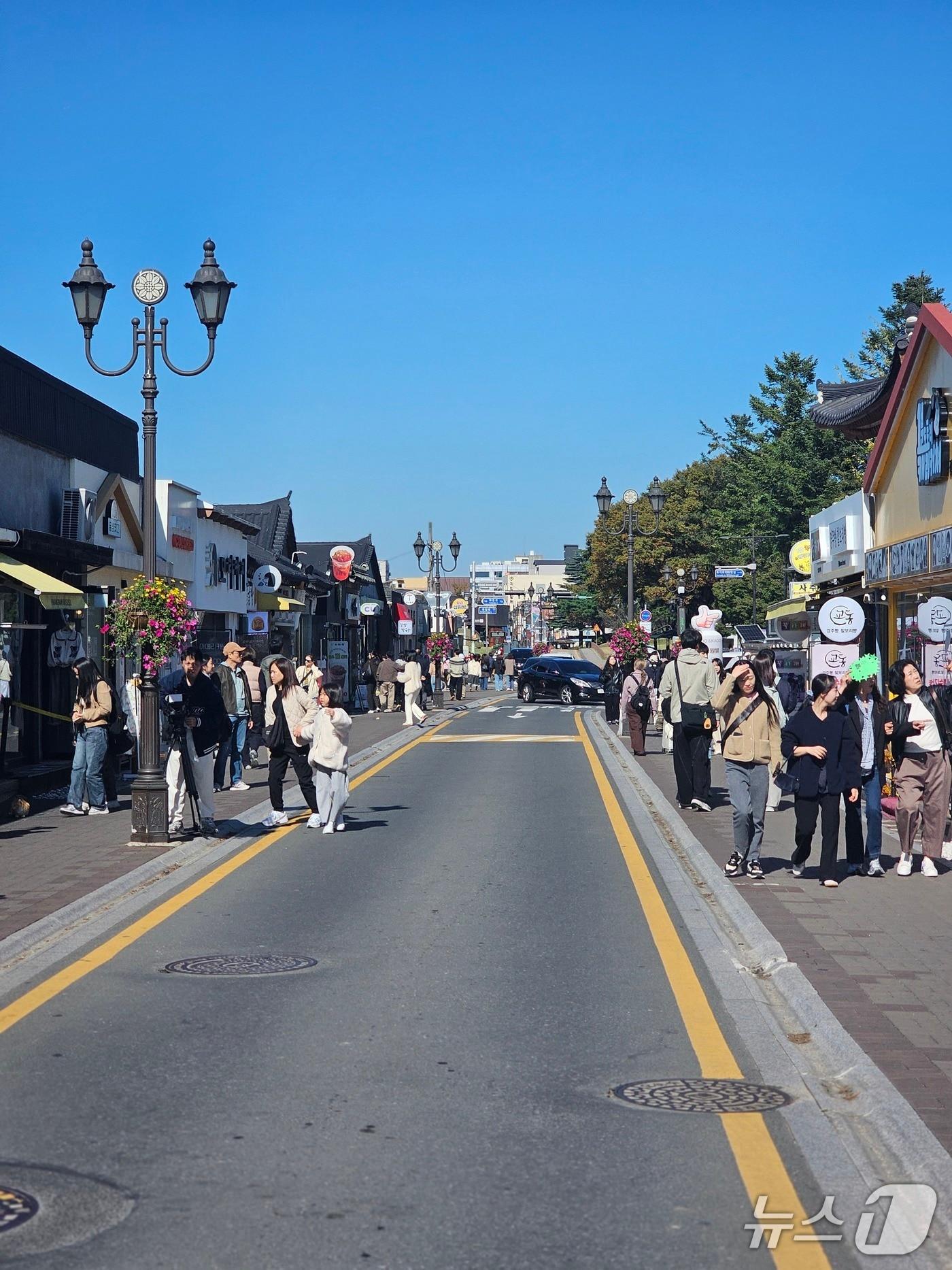 본문 이미지 - APEC이 개막한 27일 경주 황리단길에 국내외 관광객들로 북적거렸다.(2025.10.27/뉴스1 신성훈기자
