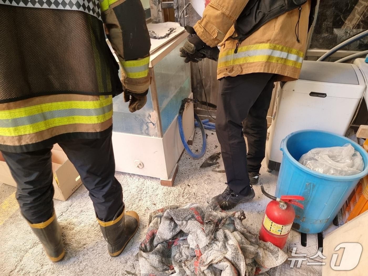 본문 이미지 - 충북 증평 장뜰시장에서 27일 오전 화재가 발생했지만, 상인들의 신속한 대처로 초기에 진압했다.&#40;증평소방서 제공, 재판매 및 DB금지&#41;/뉴스1