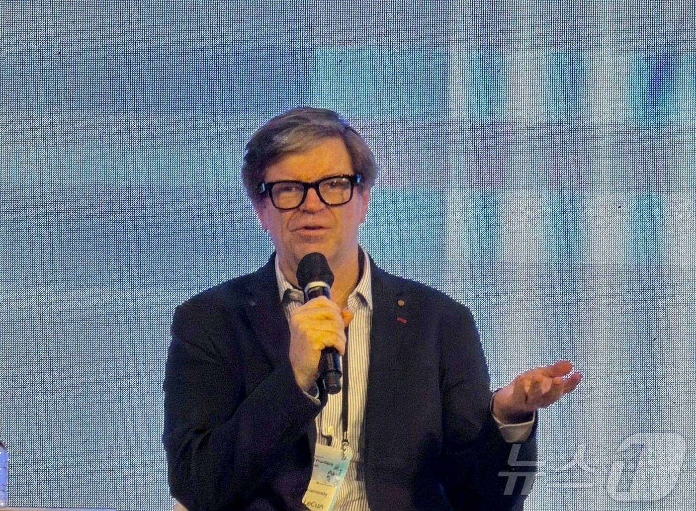 본문 이미지 - 얀 르쿤 뉴욕대 쿠란트수학연구소 교수 겸 메타 수석과학자가 27일 서울 용산 드래곤시티에서 열린 &#39;AI 프론티어 국제 심포지엄 2025&#39;&#40;Global AI Frontiers Symposium 2025&#41;에서 배경훈 부총리 겸 과학기술정보통신부 장관과 대담 중인 모습. 2025.10.22/뉴스1 ⓒ News1 김민수 기자 ⓒ News1 김민수 기자