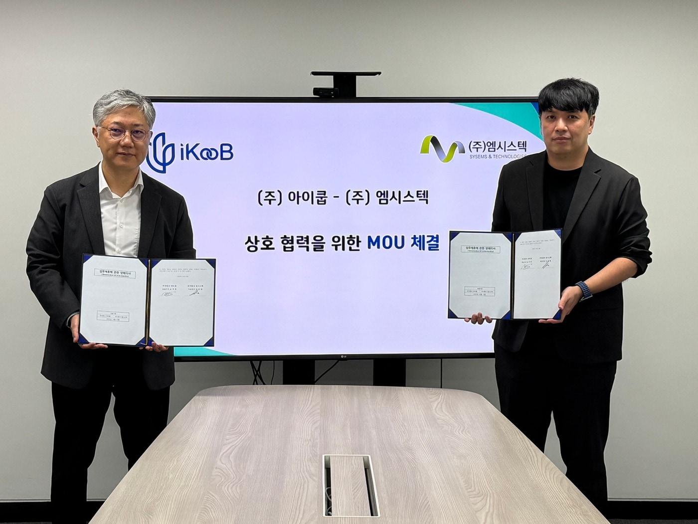본문 이미지 - 아이쿱은 27일 강남구 본사에서 엠시스텍과 랩커넥트 연동 MOU 계약을 체결했다. 사진은 왼쪽부터 아이쿱 조재형 대표, 엠시스텍 김명환 대표. (GC 제공)