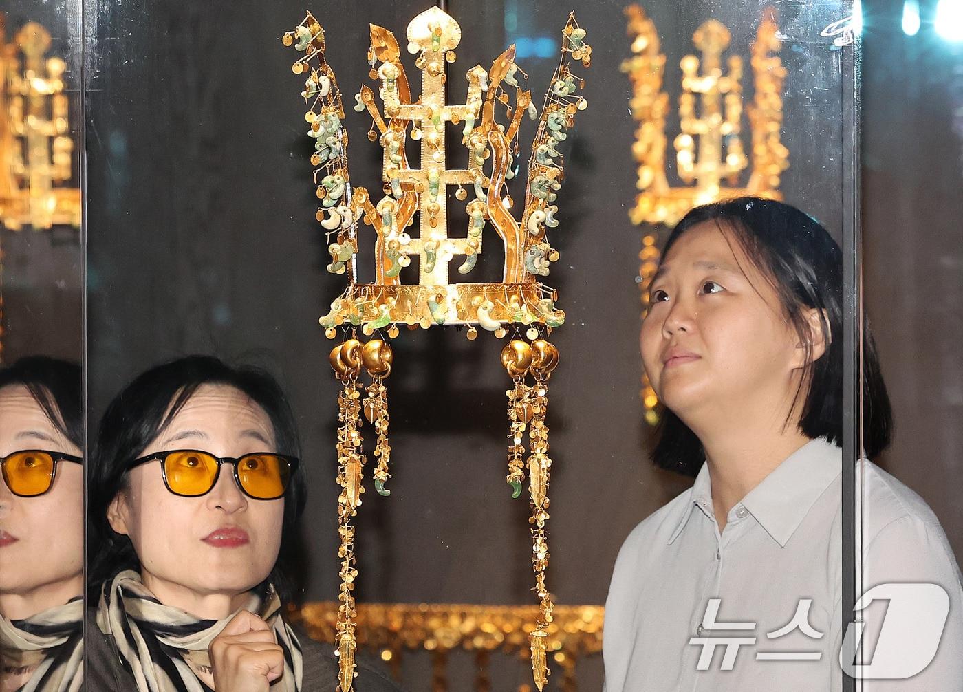 본문 이미지 -  경주 국립경주박물관 신라역사관에서 열린 ‘신라 금관, 권력과 위신’ 특별전 미디어데이의 참석자들 모습/뉴스1 ⓒ News1 박지혜 기자